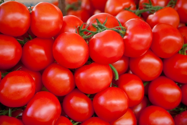 Vista de alto ângulo de tomates no mercado