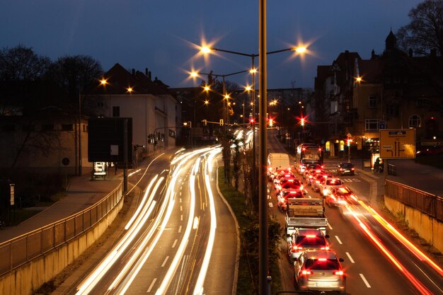Foto vista de alto ângulo de trilhas de luz e veículos na estrada à noite