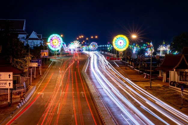 Foto vista de alto ângulo de trilhas de luz na estrada e na ponte de naresuan à noite