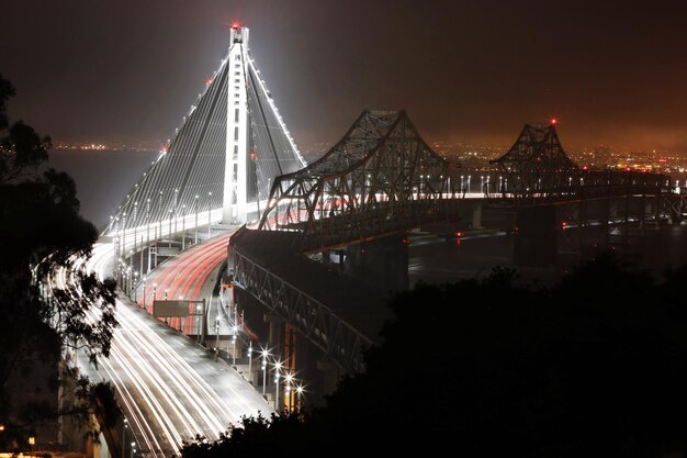 Foto vista de alto ângulo de trilhas de luz na ponte à noite