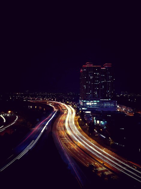 Foto vista de alto ângulo de trilhas de luzes na estrada