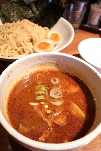 Foto vista de alto ângulo de tsukemen servido em uma tigela na mesa