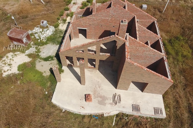 Vista de alto ângulo de um antigo edifício abandonado