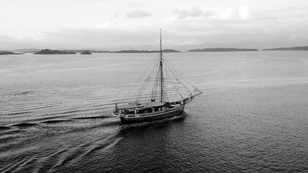 Vista de alto ângulo de um barco em movimento no mar