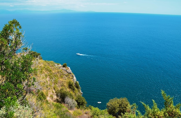 Vista de alto ângulo de um barco solitário em um mar azul calmo