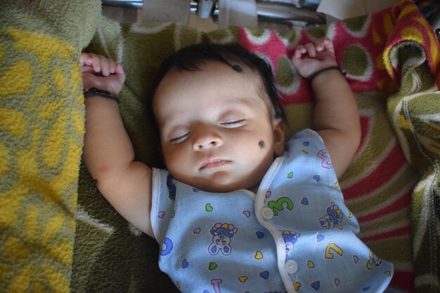 Foto vista de alto ângulo de um bebê bonito dormindo na cama em casa