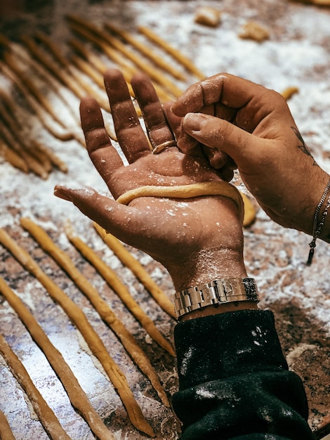 Foto vista de alto ângulo de um chef rolando a massa