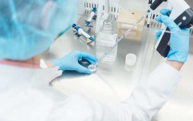 Vista de alto ângulo de um cientista trabalhando em laboratório