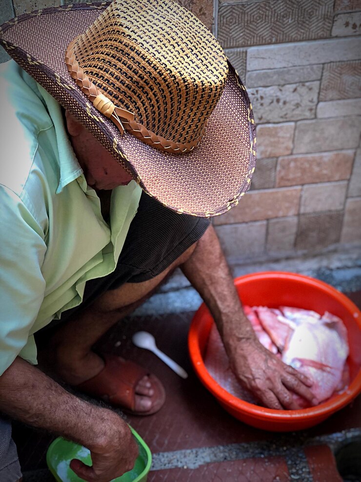 Foto vista de alto ângulo de um homem limpando frutos do mar