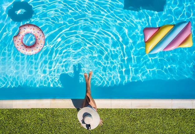 Vista de alto ângulo de um homem na piscina