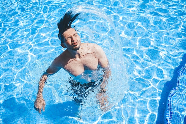 Foto vista de alto ângulo de um homem nadando na piscina