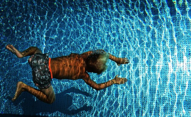 Foto vista de alto ângulo de um homem nadando na piscina