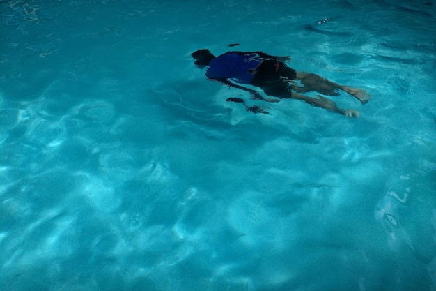 Foto vista de alto ângulo de um homem nadando na piscina