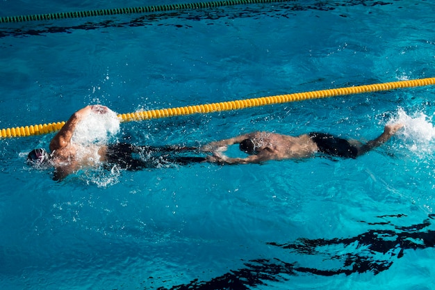 Foto vista de alto ângulo de um homem nadando na piscina