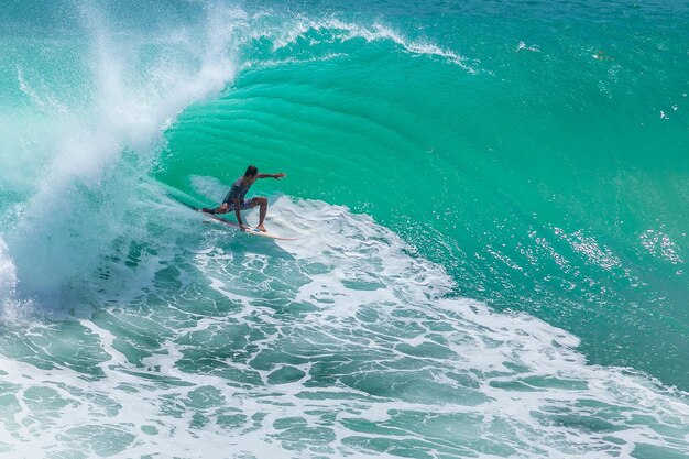 Foto vista de alto ângulo de um homem surfando no mar