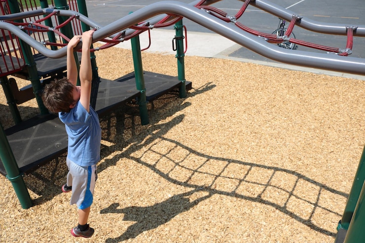 Foto vista de alto ângulo de um menino brincando no playground