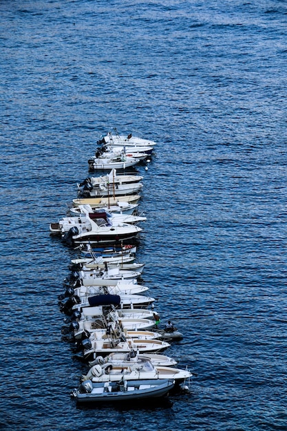 Foto vista de alto ângulo de um navio a navegar no mar