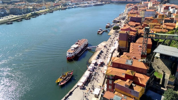 Foto vista de alto ângulo de um navio ancorado no mar