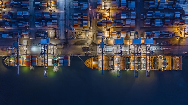 Foto vista de alto ângulo de um navio de contêineres em uma doca comercial