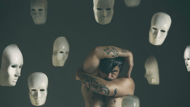 Foto vista de alto ângulo de um retrato com máscaras no ar