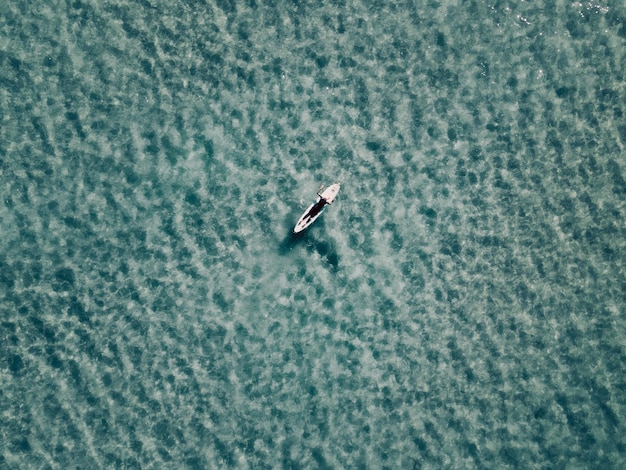 Vista de alto ângulo de um surfista no mar