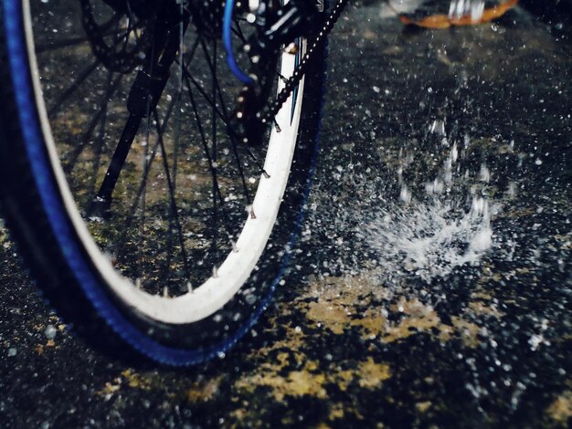 Foto vista de alto ângulo de uma bicicleta em uma estrada molhada