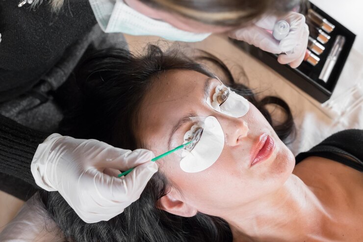 Foto vista de alto ângulo de uma esteticista aplicando um produto de beleza no rosto de uma mulher