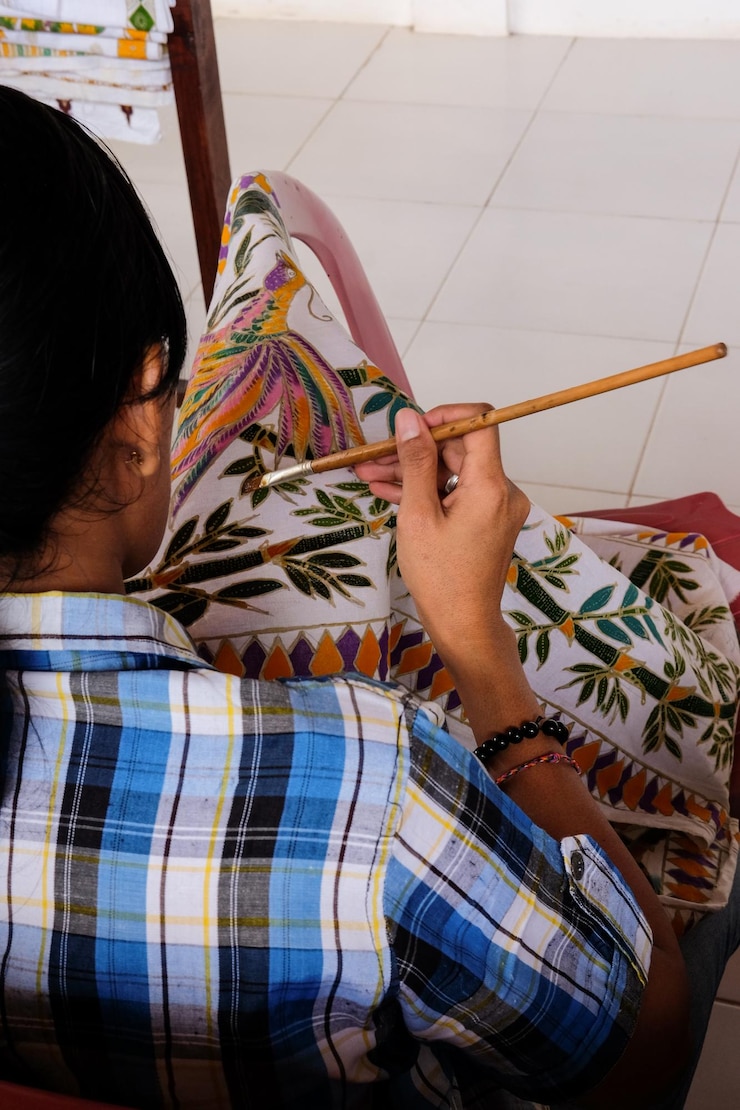 Foto vista de alto ângulo de uma mulher pintando tecido na oficina