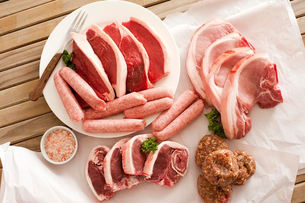Vista de alto ângulo de várias carnes na mesa
