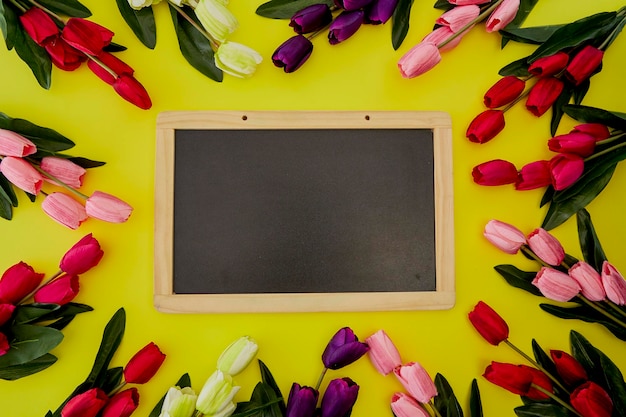 Foto vista de alto ângulo de várias flores na mesa