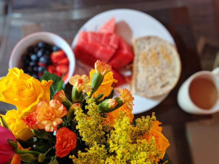 Foto vista de alto ângulo de várias flores na mesa