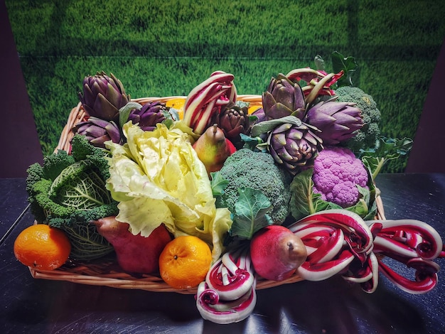 Foto vista de alto ângulo de várias frutas na cesta na mesa