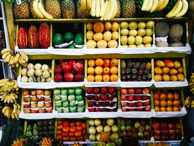 Vista de alto ângulo de várias frutas para venda no mercado