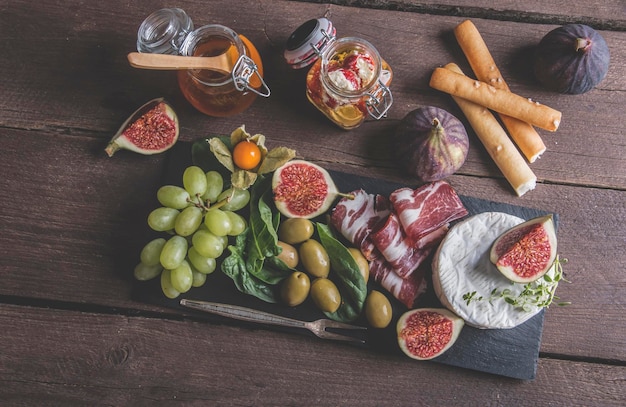 Vista de alto ângulo de vários alimentos em uma mesa de madeira