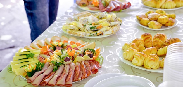 Foto vista de alto ângulo de vários alimentos na mesa