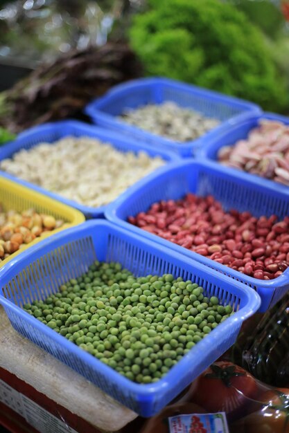 Foto vista de alto ângulo de vários feijões à venda na barraca do mercado