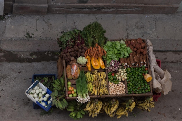 Vista de alto ângulo de vegetais na barraca do mercado