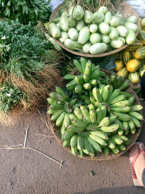 Foto vista de alto ângulo de vegetais para venda no mercado de rua