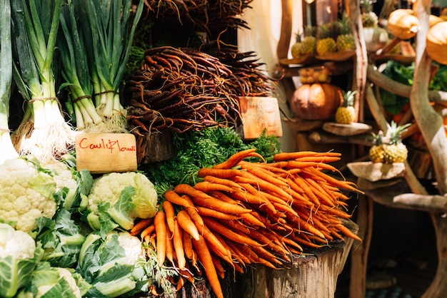 Vista de alto ângulo de vegetais para venda no mercado