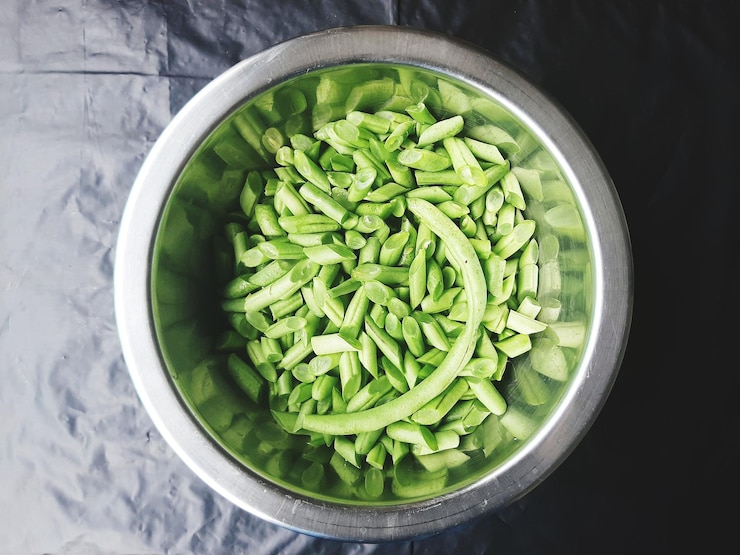 Foto vista de alto ângulo de vegetais picados em uma tigela na mesa