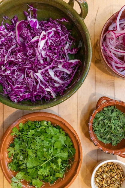 Foto vista de alto ângulo de vegetais picados em uma tigela na mesa