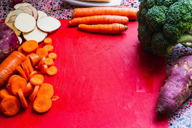 Foto vista de alto ângulo de vegetais picados na tábua de cortar