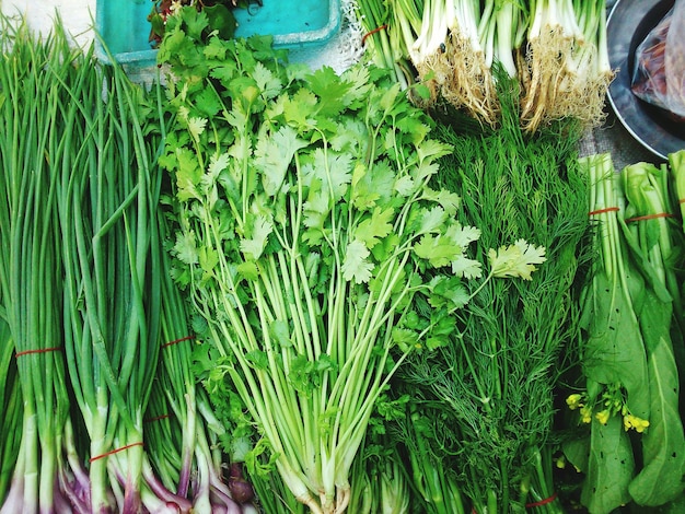 Vista de alto ângulo de vegetais verdes à venda na barraca do mercado