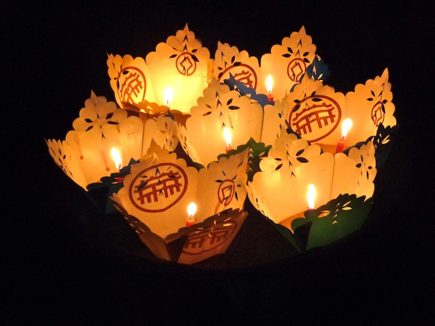 Foto vista de alto ângulo de velas acesas queimando à noite