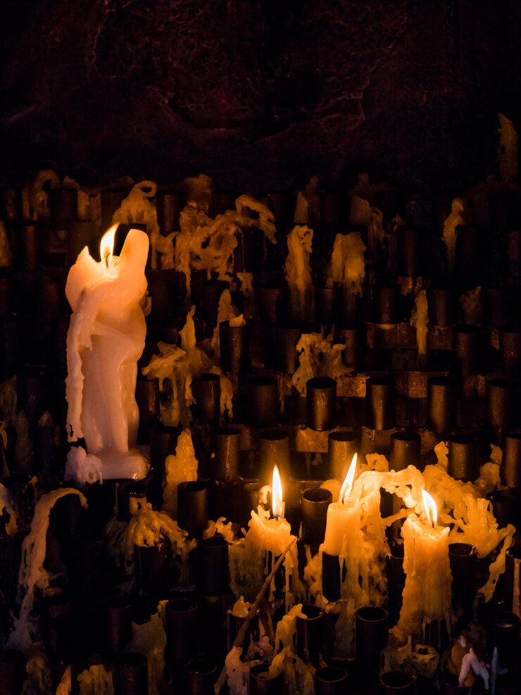 Foto vista de alto ângulo de velas queimadas na sala escura
