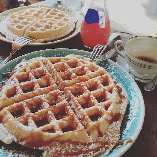 Vista de alto ângulo de waffles em pratos na mesa