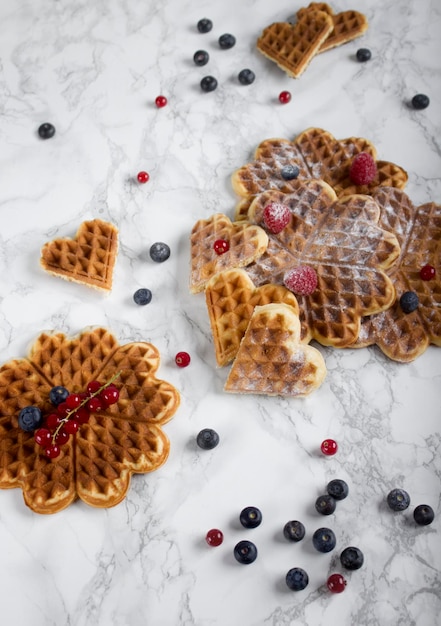Vista de alto ângulo de waffles na mesa