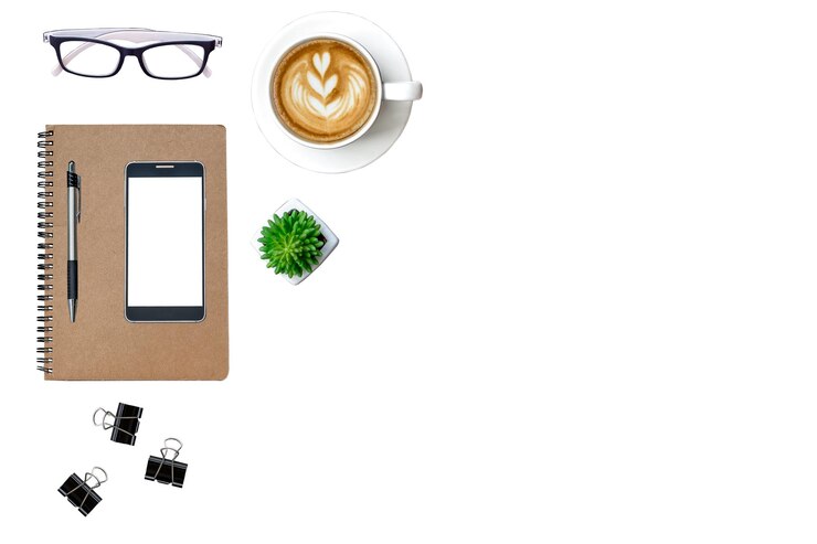 Foto vista de alto ângulo de xícara de café e suprimentos de escritório com telefone inteligente em fundo branco