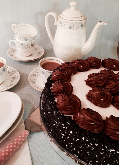 Foto vista de alto ângulo de xícaras de chá e bolo de chocolate na mesa