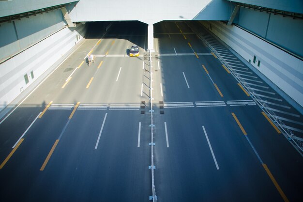 Vista de alto ângulo do automóvel na estrada